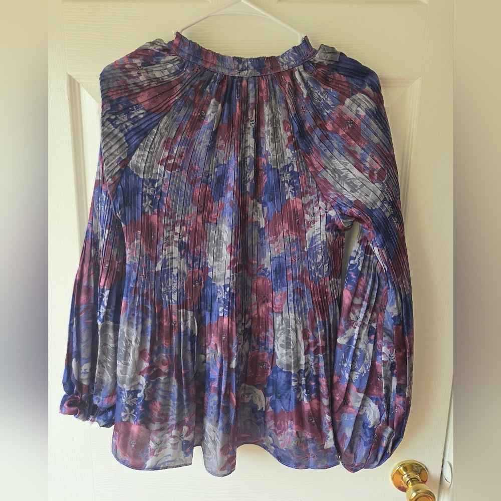 Elie Tahari Floral Blouse Size S Long Sleeve V Neck Purple and Blue Pleated - Picture 3 of 7